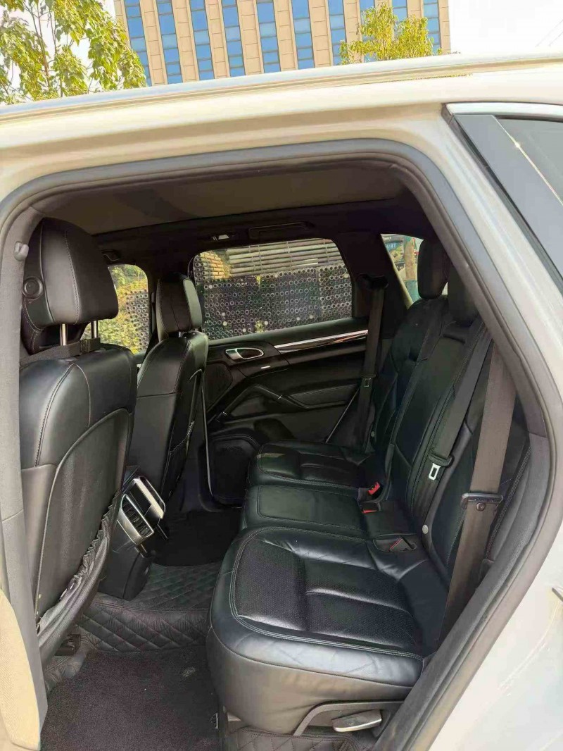 常德15年保时捷卡宴5