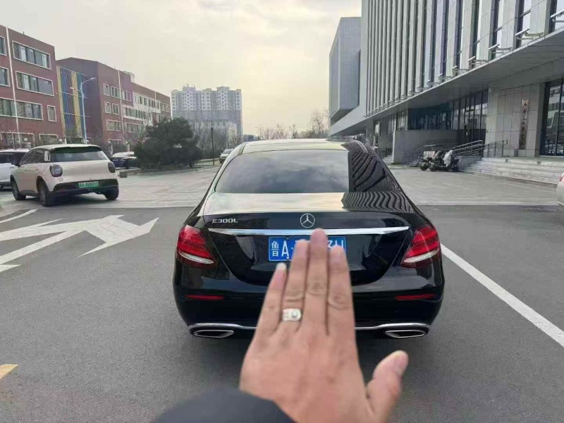 济宁18年奔驰E8
