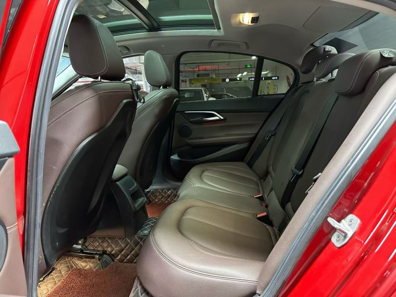 成都19年宝马1系5