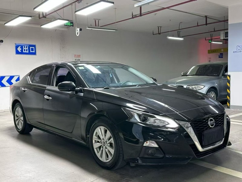 成都20年日产天籁3