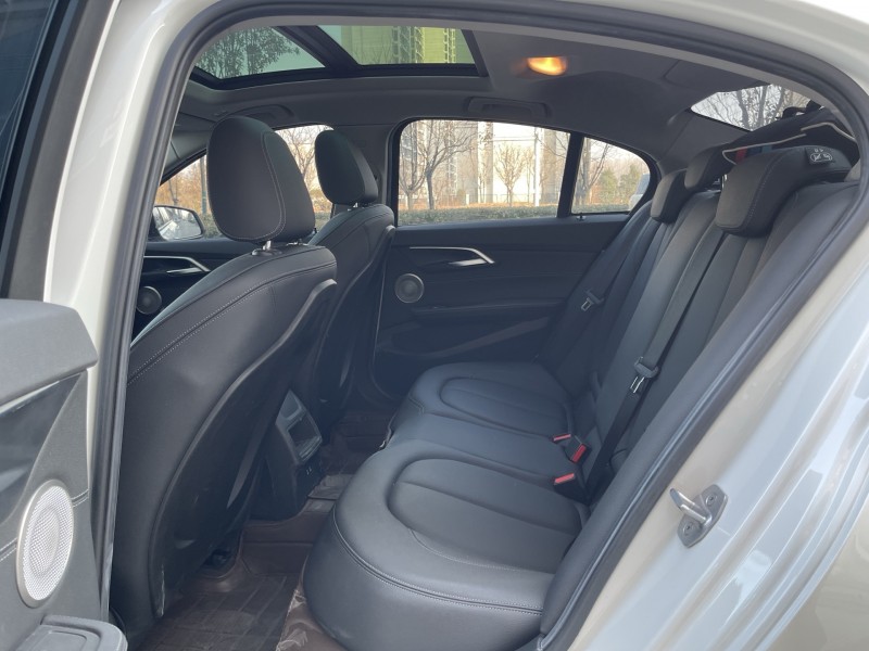 济宁22年宝马1系6