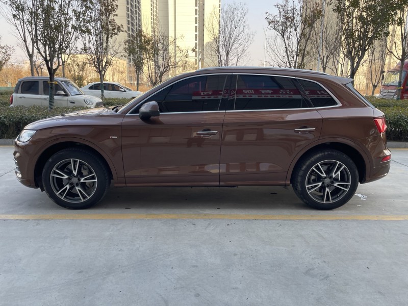 济宁18年奥迪Q57