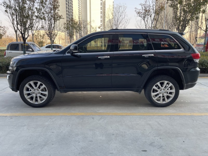 济宁19年Jeep大切诺基8