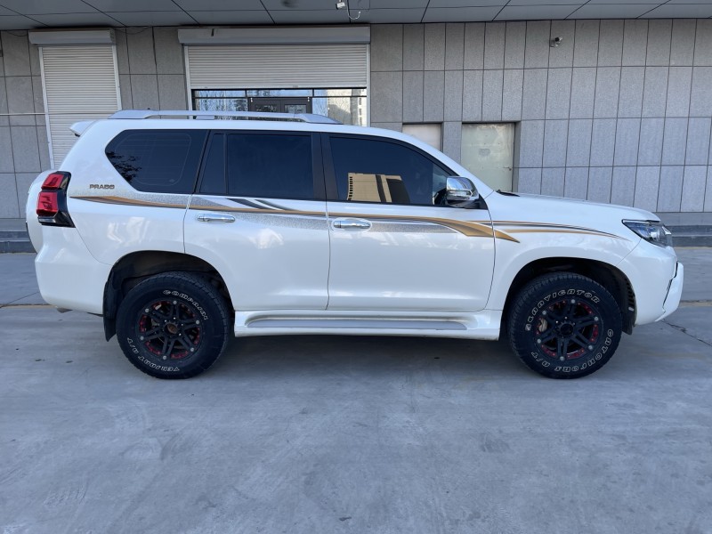 济宁18年丰田普拉多8