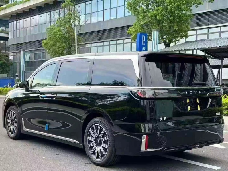 东莞25年岚图汽车梦想家7