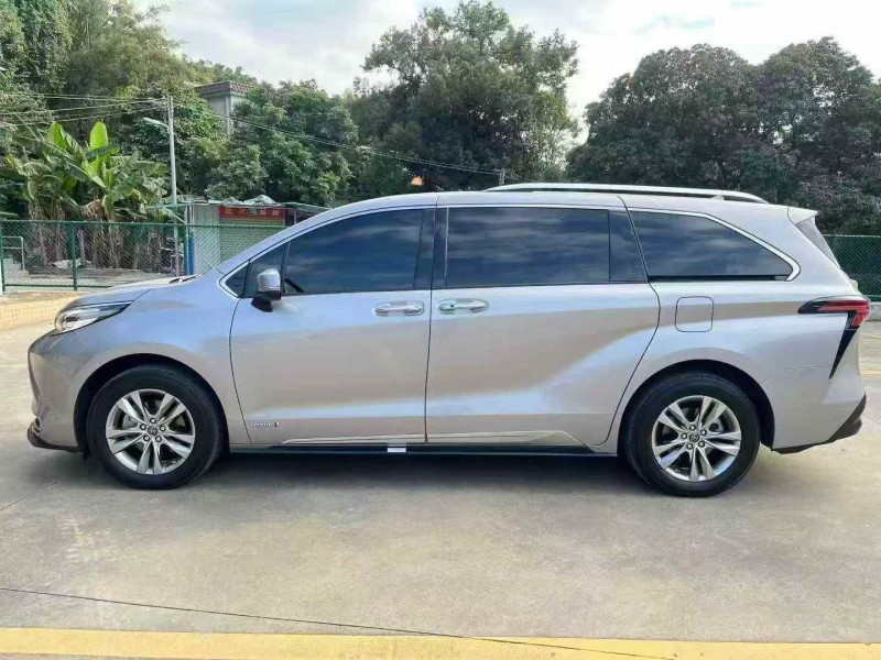 广州22年丰田塞纳2