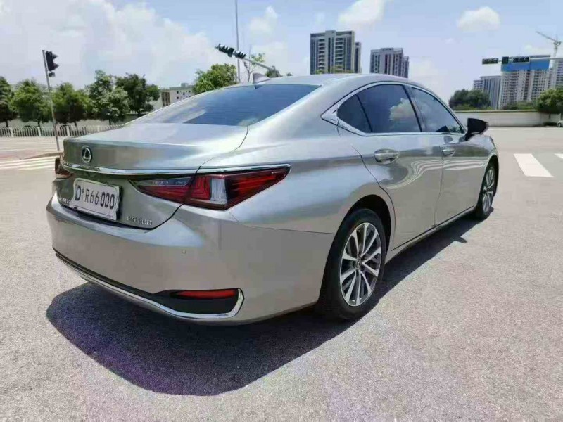 保山22年雷克萨斯ES8