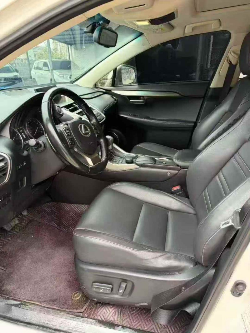 常德16年雷克萨斯NX4