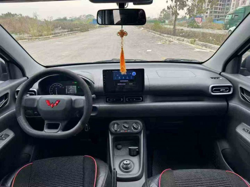 钦州25年五菱汽车宏光6