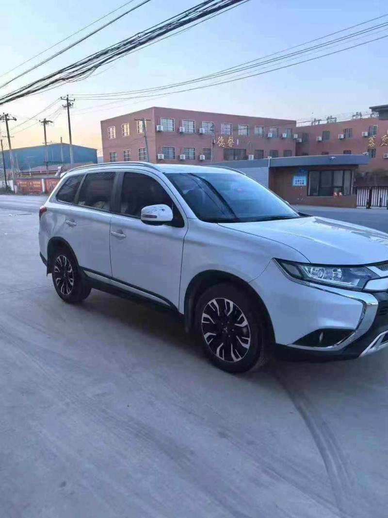 保定20年三菱欧蓝德3