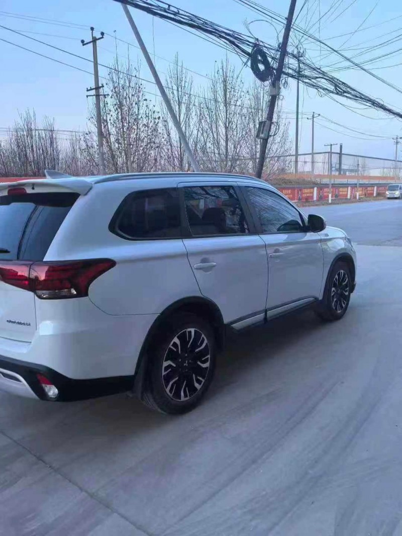 保定20年三菱欧蓝德8