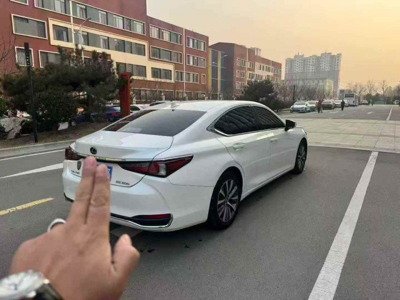 枣庄19年雷克萨斯ES8