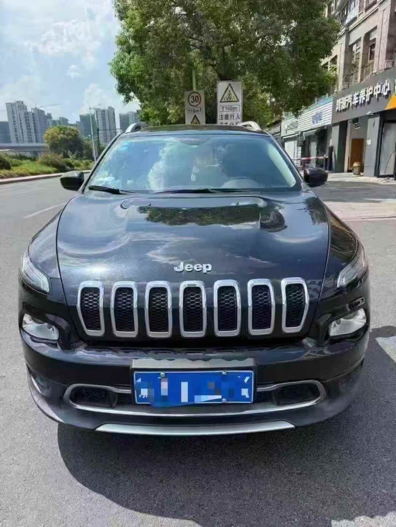嘉兴16年Jeep自由光1
