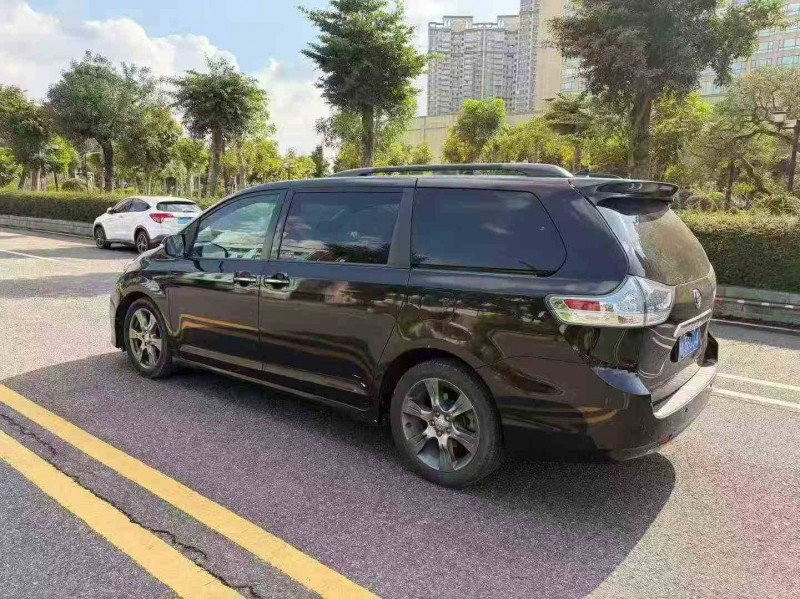 珠海17年丰田塞纳7