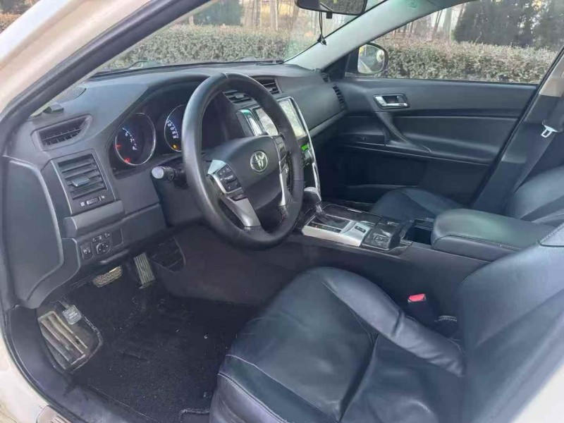 济宁13年丰田锐志4