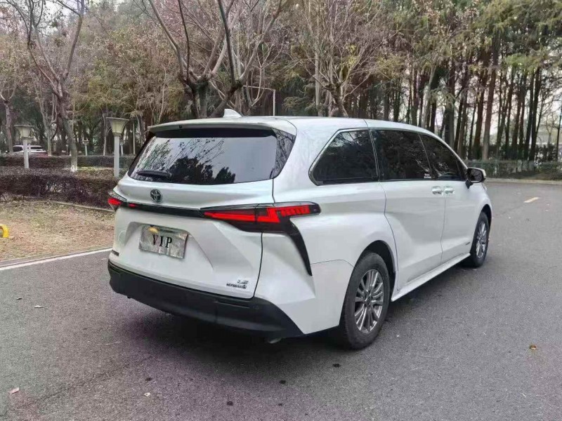 徐州22年丰田塞纳8