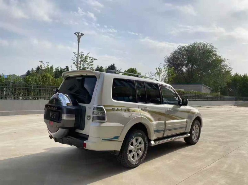 青岛19年三菱帕杰罗7