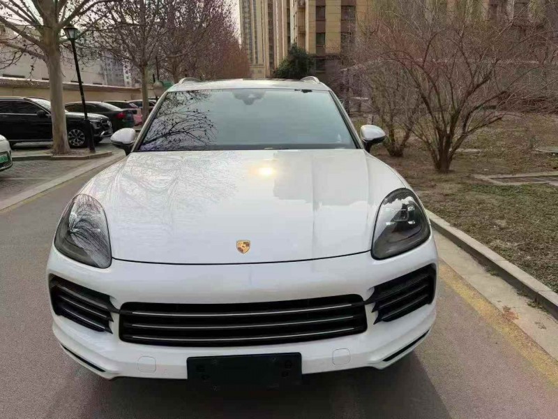 青岛19年保时捷卡宴1