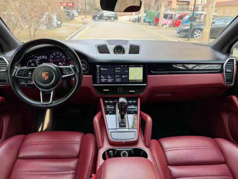 青岛19年保时捷卡宴4