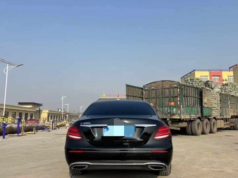保定18年奔驰E8