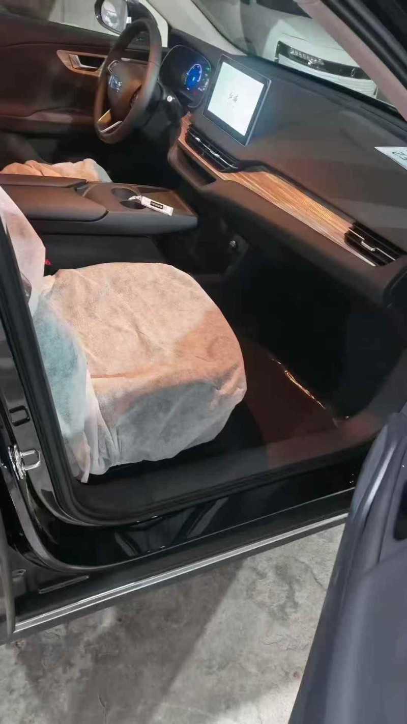 六盘水25年红旗E-QM56