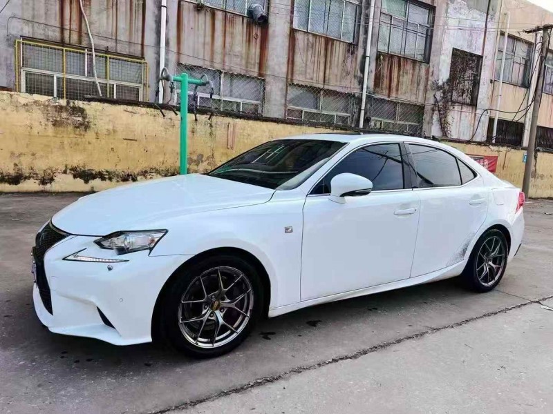 济宁16年雷克萨斯ES2