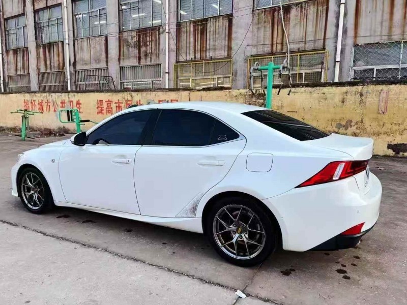 济宁16年雷克萨斯ES7