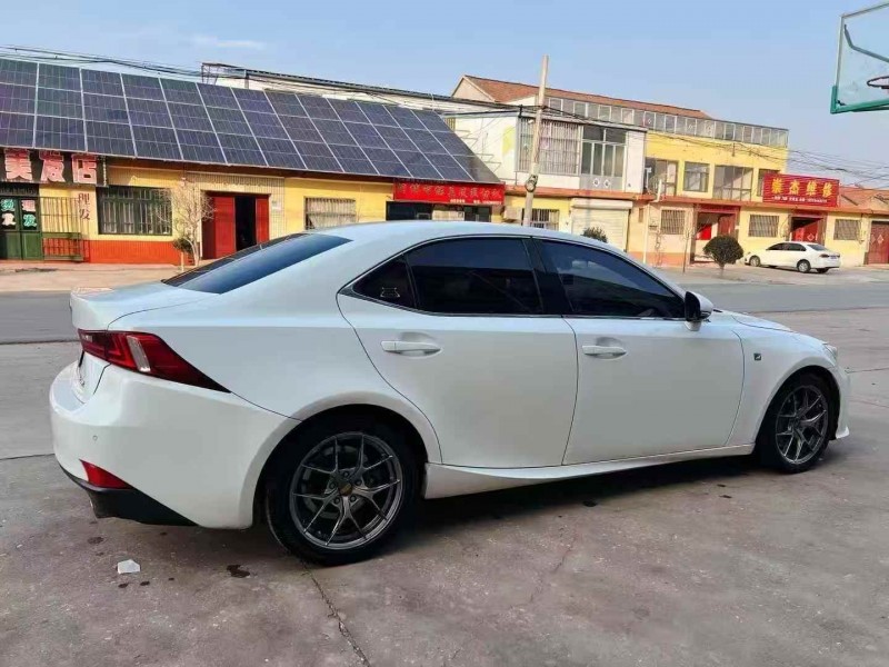 济宁16年雷克萨斯ES8