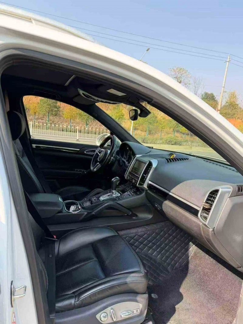 张家界15年保时捷卡宴5