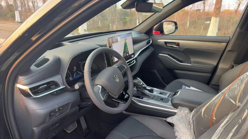 武汉25年丰田皇冠3