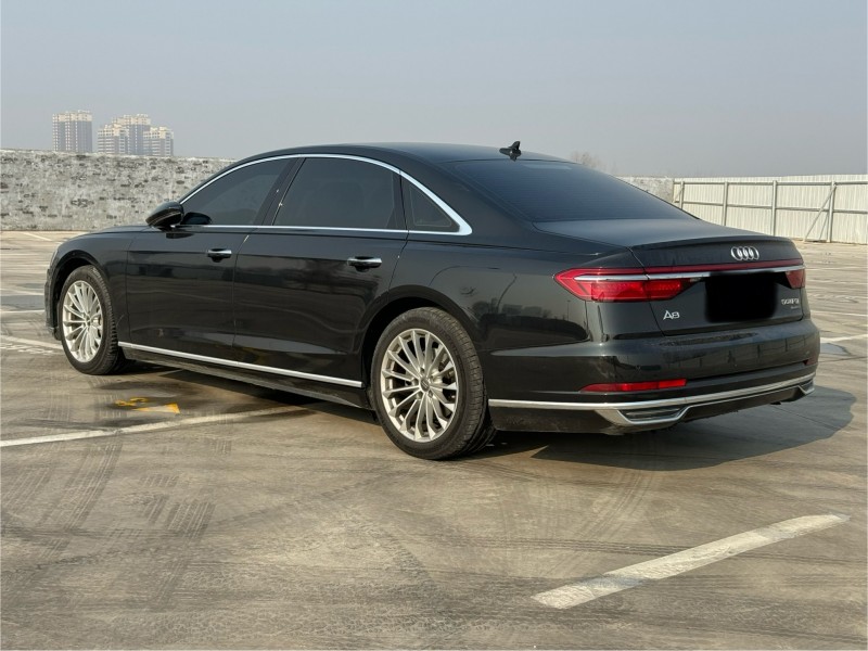 新乡19年奥迪A8L7
