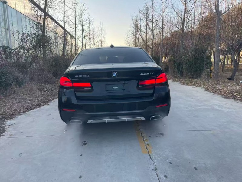 济宁22年宝马5系9