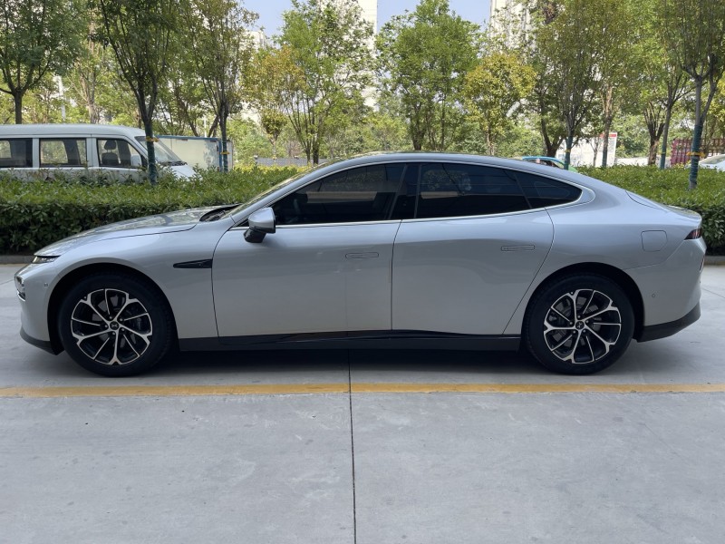 济宁24年小鹏汽车p77