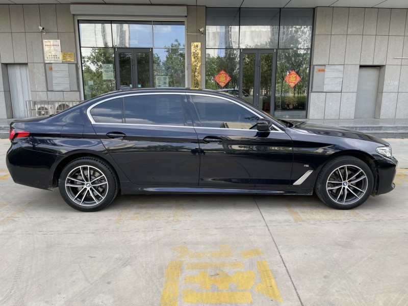 济宁23年宝马5系8