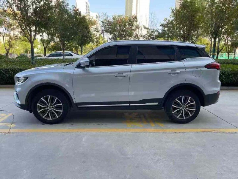 济宁20年吉利博越7