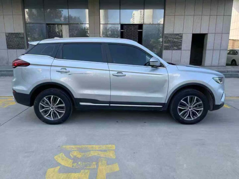 济宁20年吉利博越8