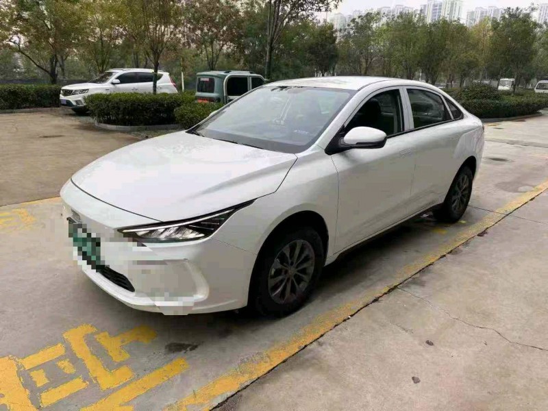 济宁24年吉利几何3