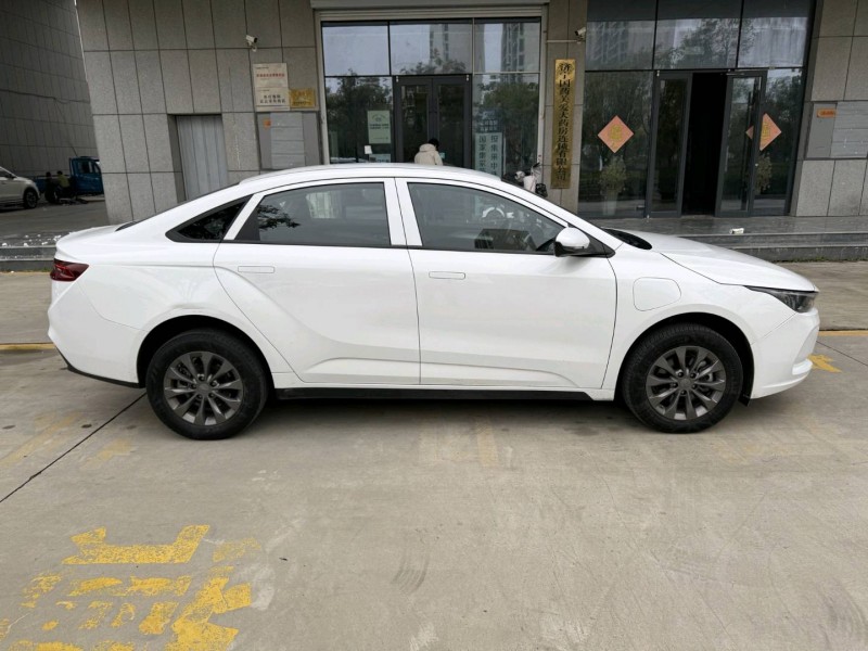 济宁24年吉利几何7