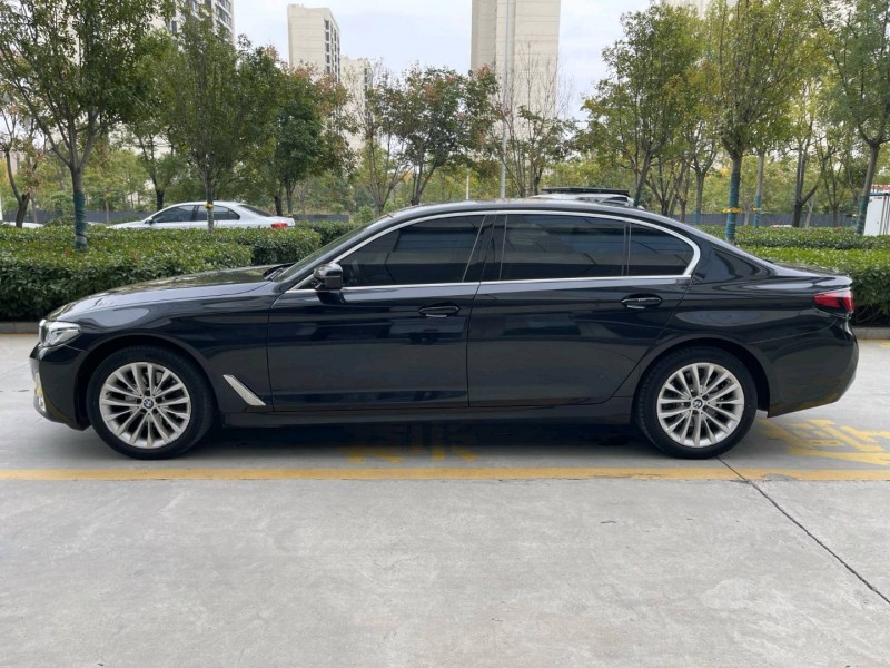 济宁22年宝马5系9