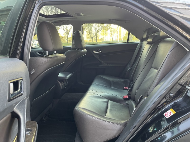 济宁17年丰田锐志5