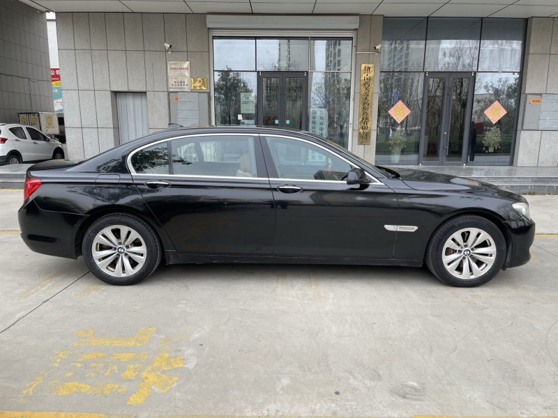 济宁24年宝马5系8