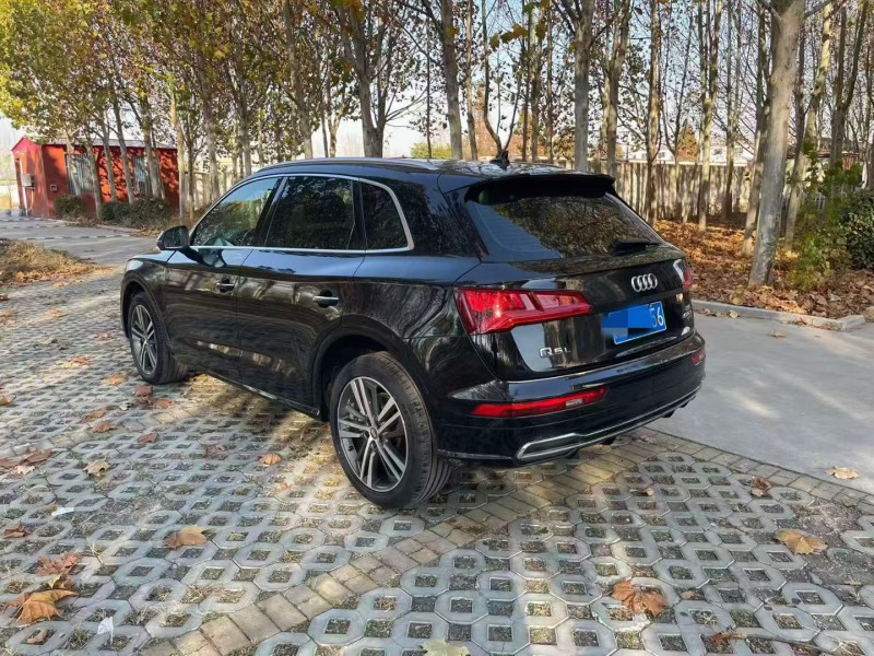 济宁21年奥迪Q58