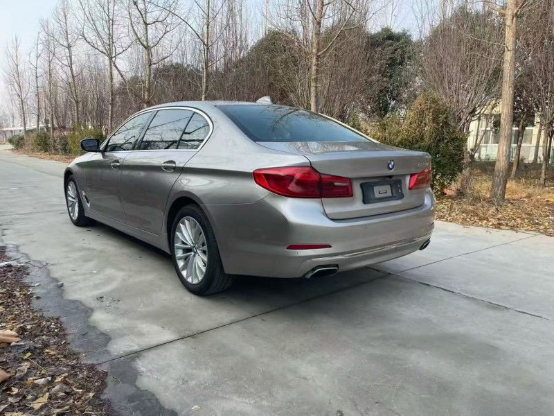 济宁19年宝马5系8