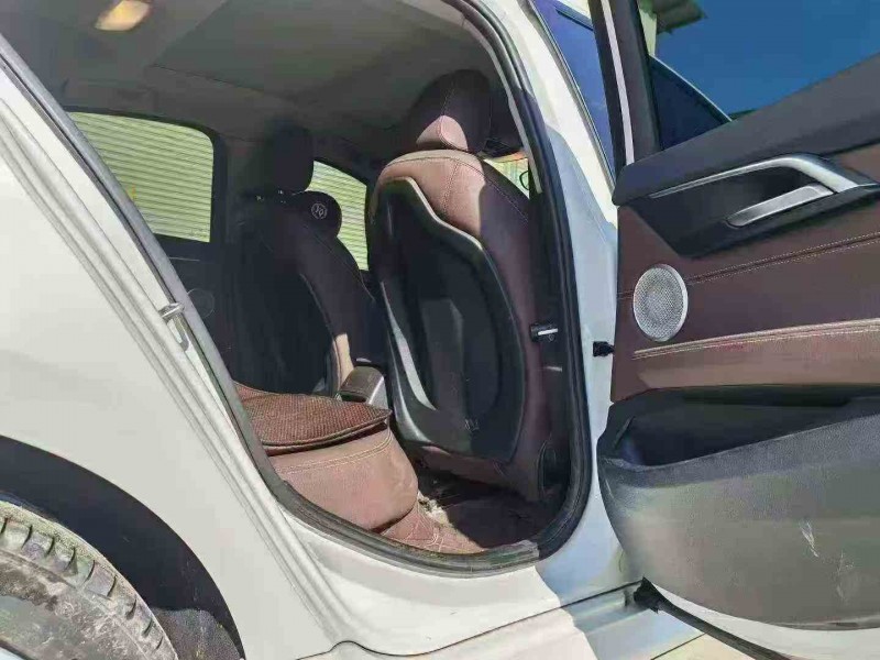 钦州23年宝马1系7