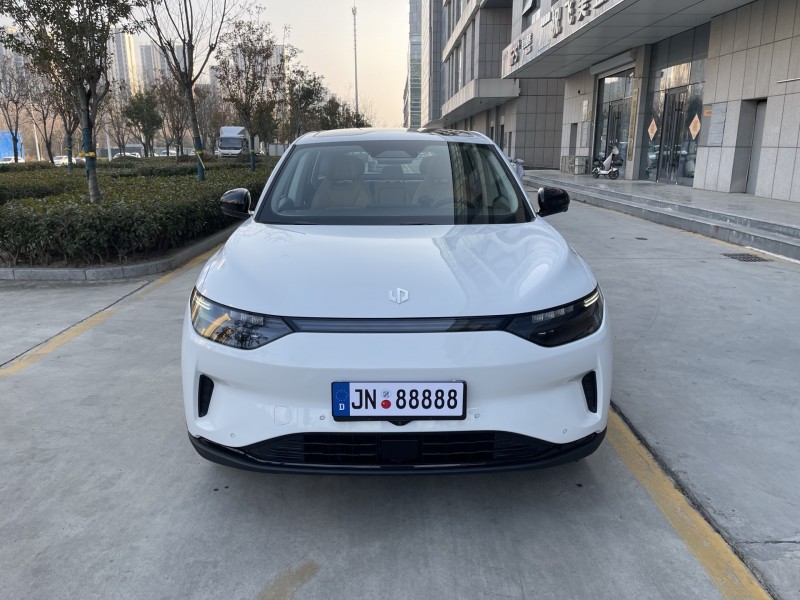 济宁24年零跑汽车C111