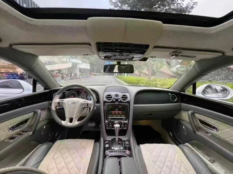 广州17年宾利飞驰5