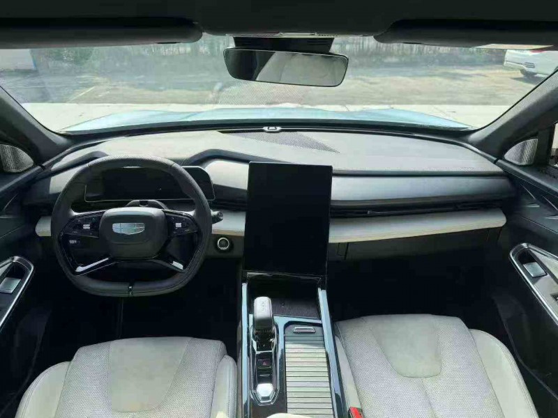 济宁23年吉利博越4