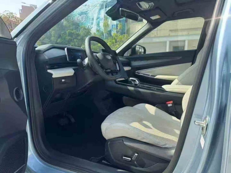 济宁23年吉利博越5