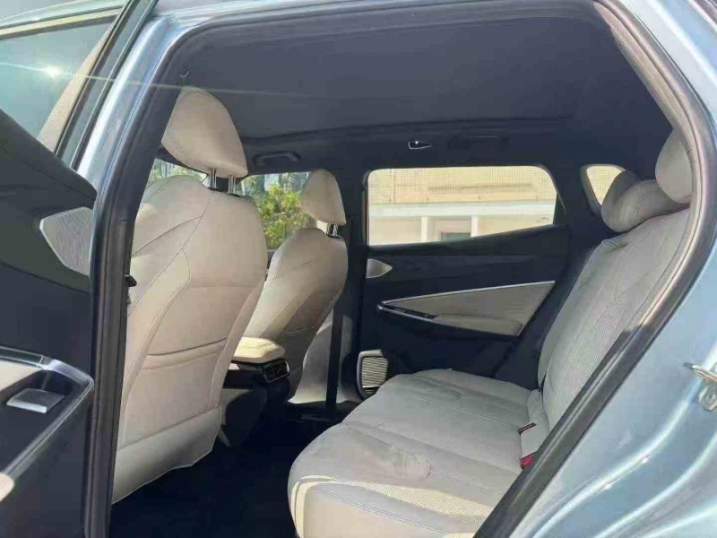 济宁23年吉利博越7