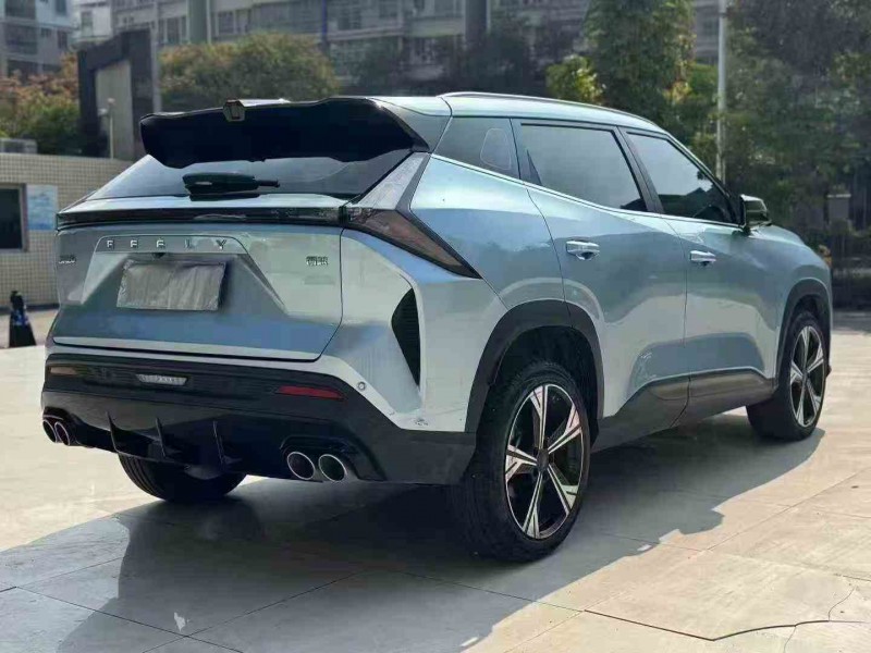 济宁23年吉利博越8